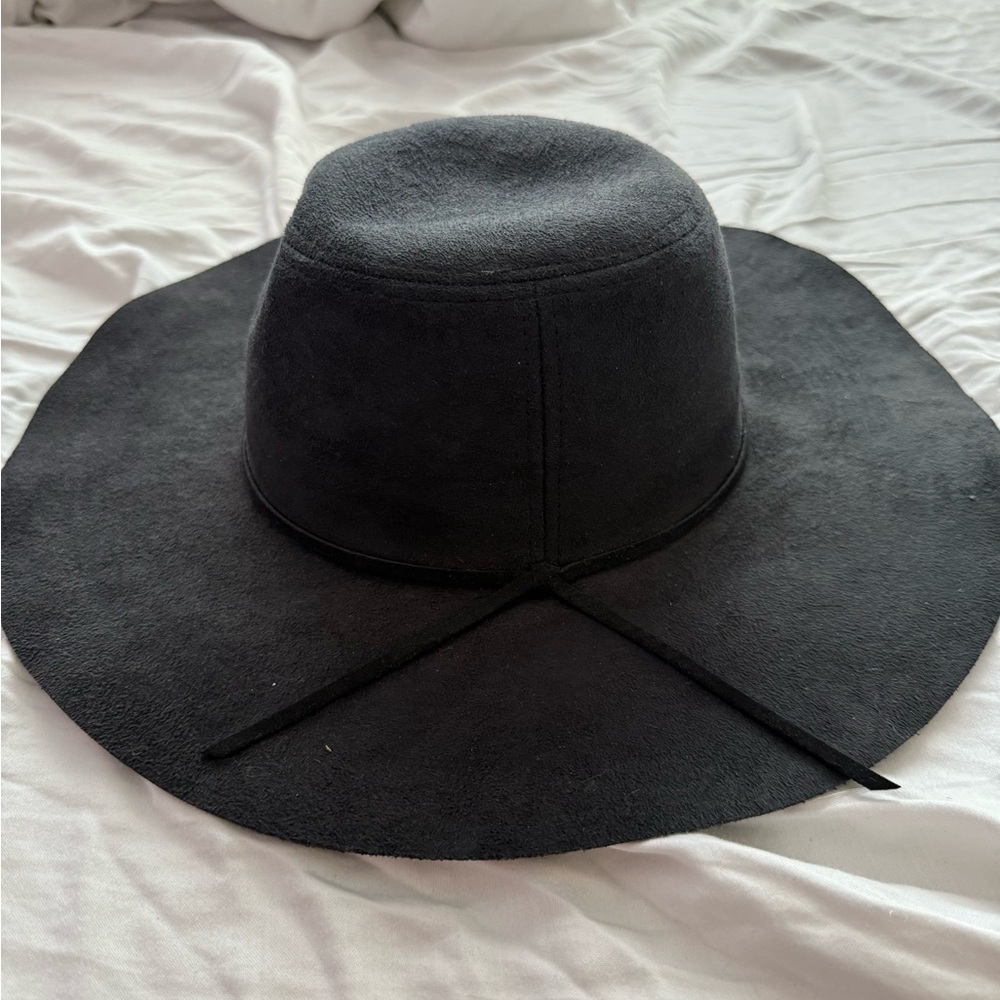 Elegant Black Wide-Brim Hat